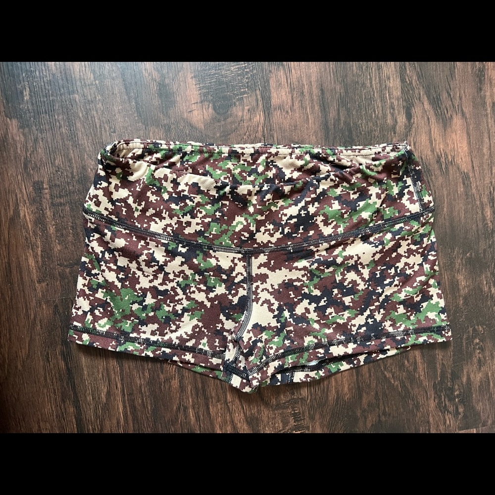 Fleo digi camo shorts